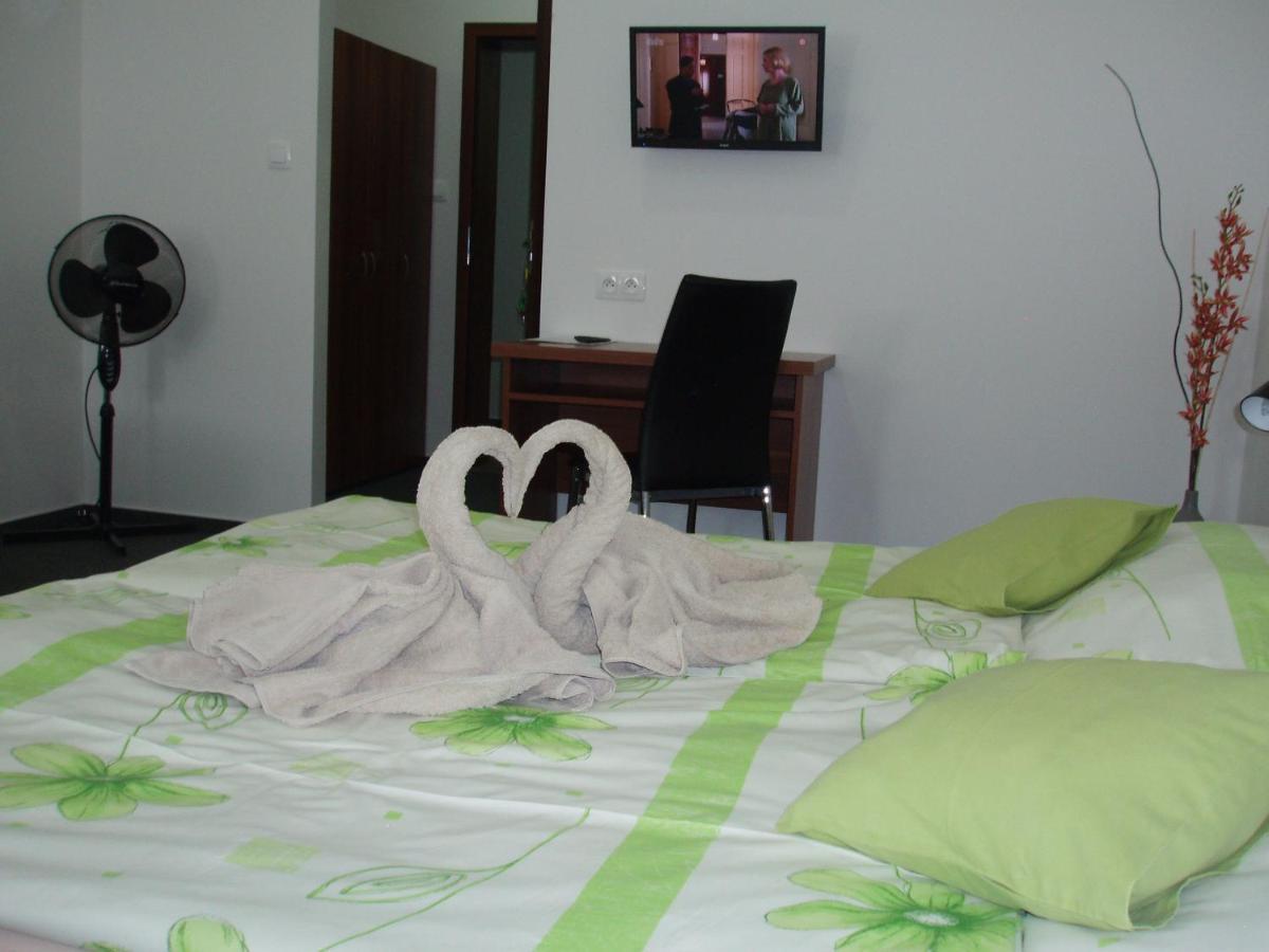 Salur Bed & Breakfast Nové Zámky Dış mekan fotoğraf